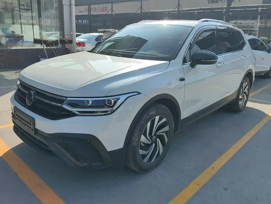 Volkswagen Tiguan L — фото 1