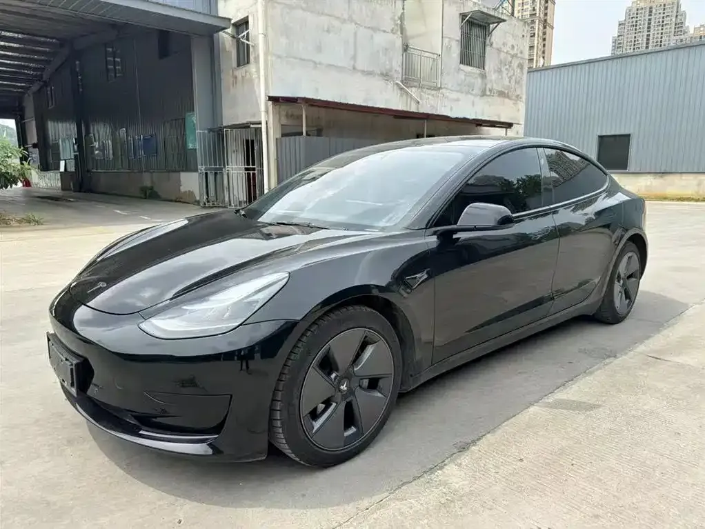 Tesla Model 3 — фото 1