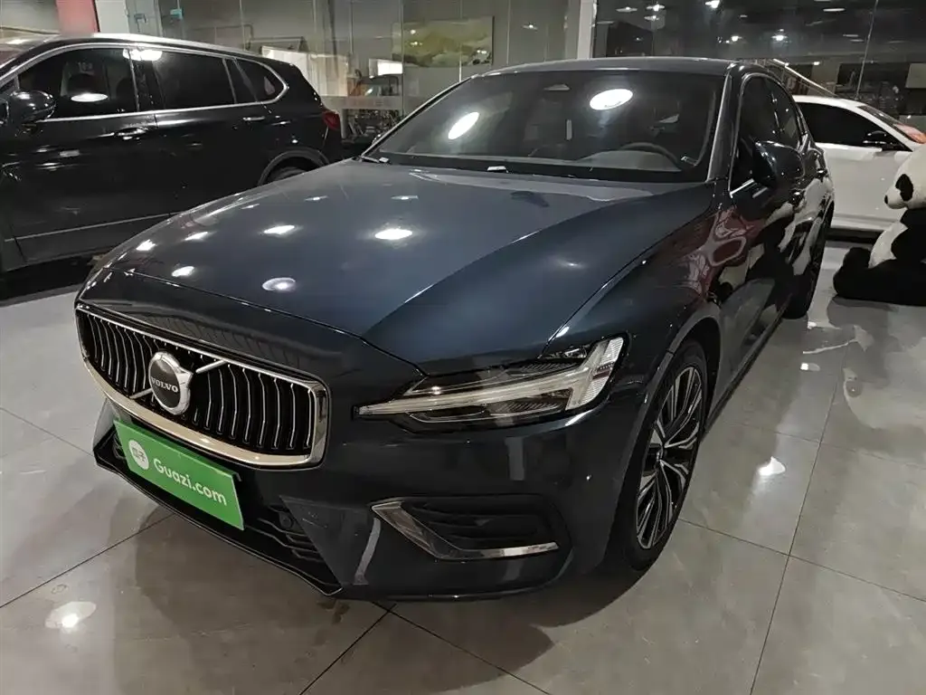 Volvo S60 — фото 1