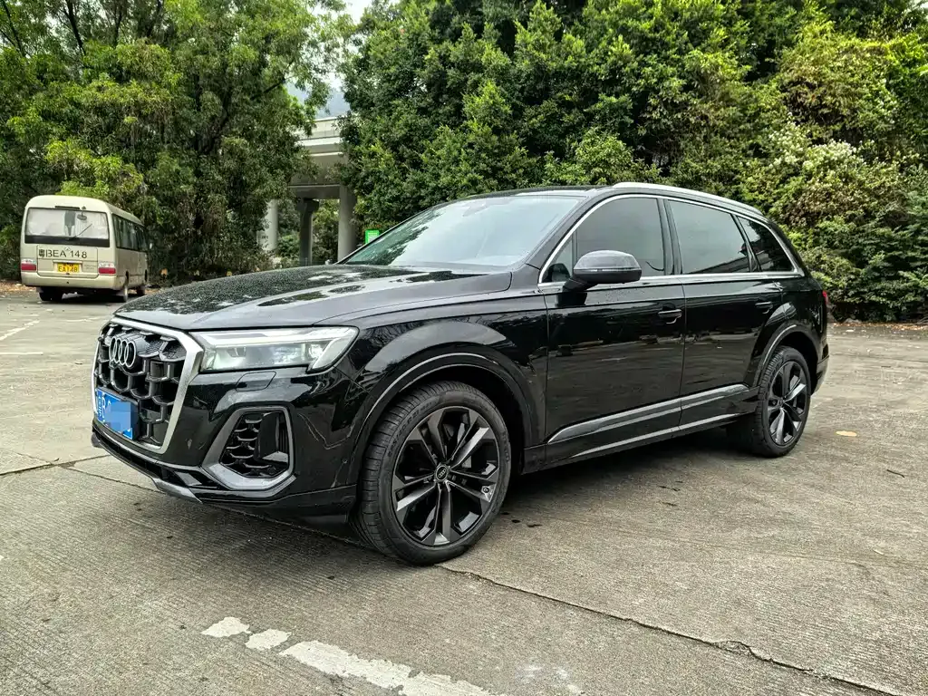 Audi Q7 — фото 1
