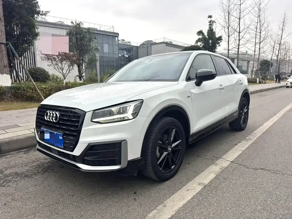 Audi Q2L — фото 1