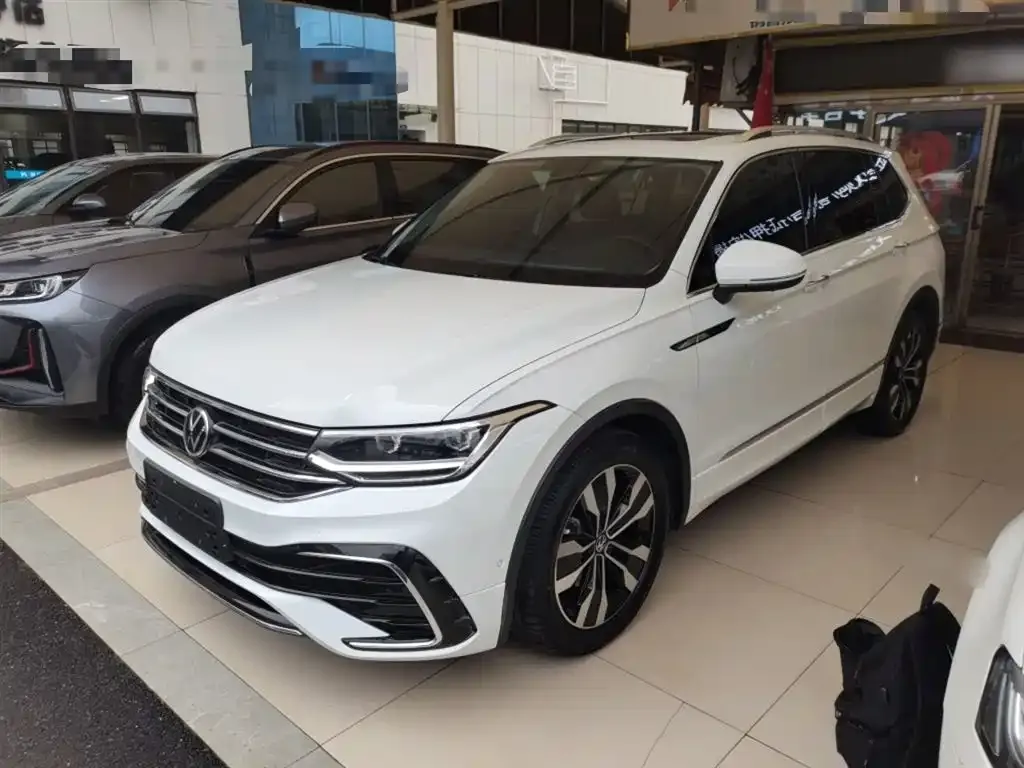Volkswagen Tiguan L — фото 1