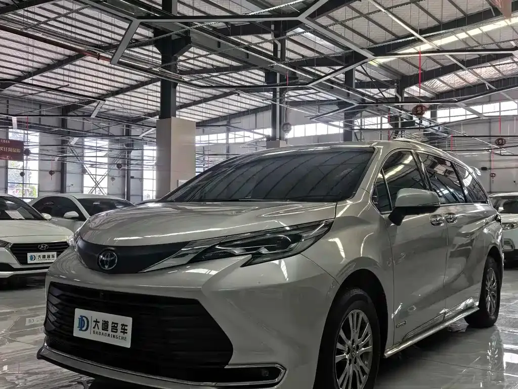 Toyota Sienna — фото 1