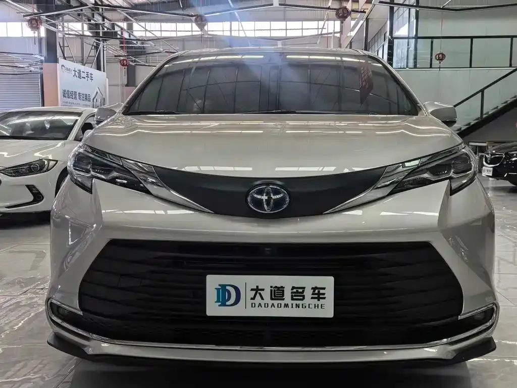 Toyota Sienna — фото 2