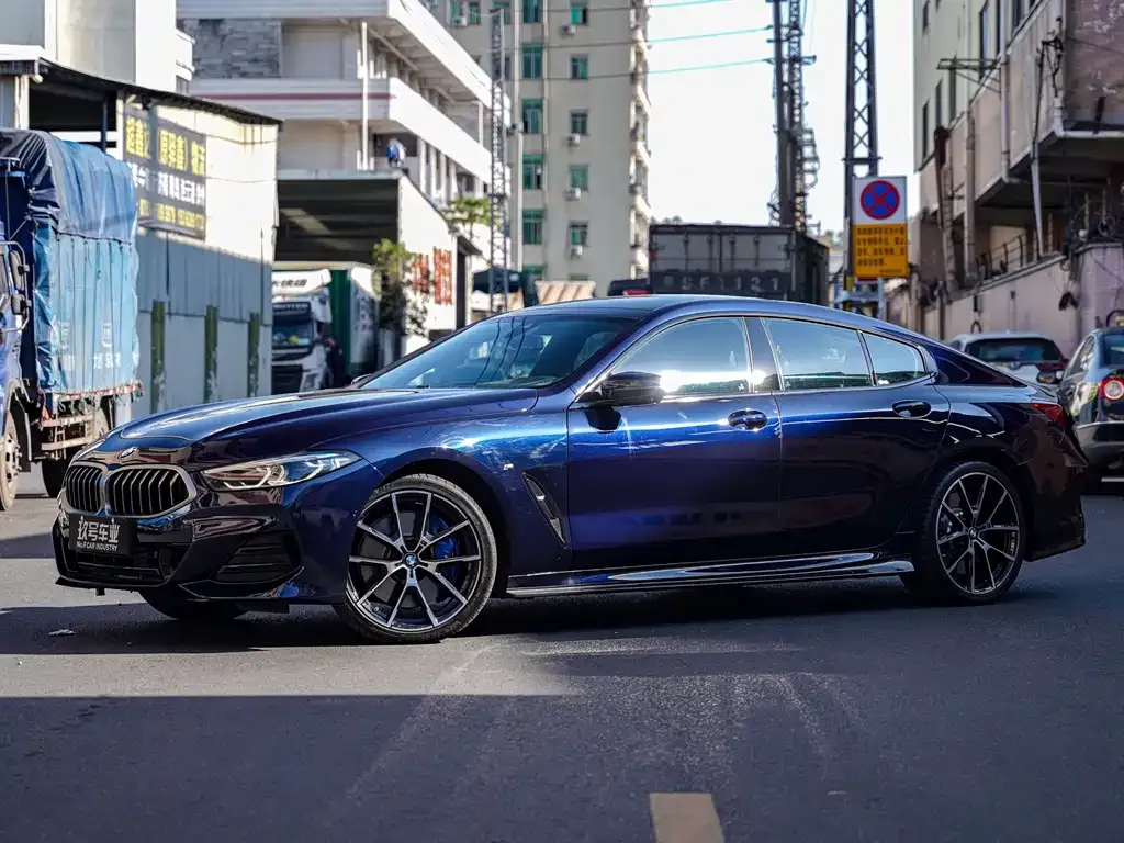 BMW 8 Series — фото 1