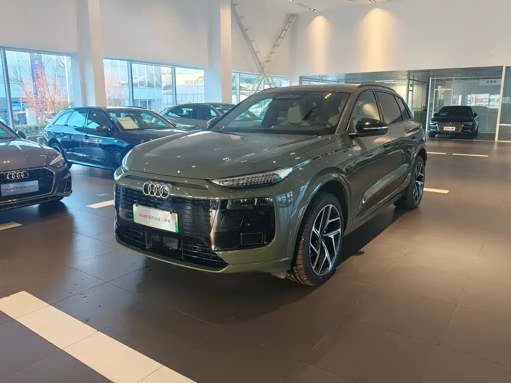 Audi Q6L e-tron — фото 1