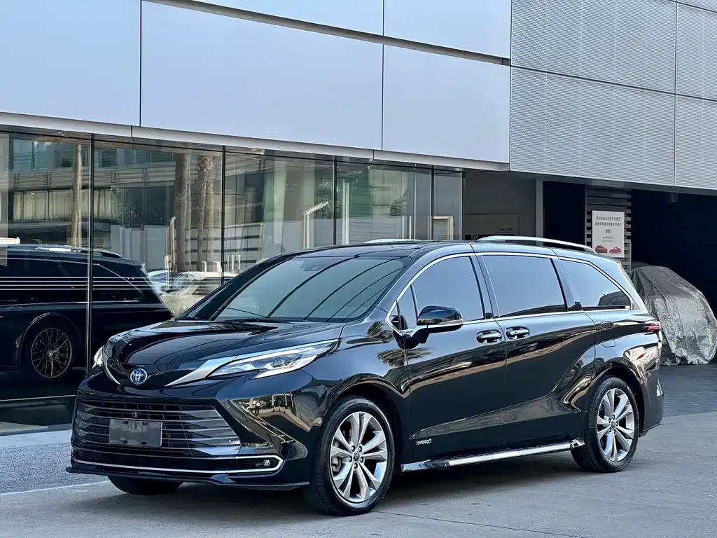Toyota Sienna — фото 1