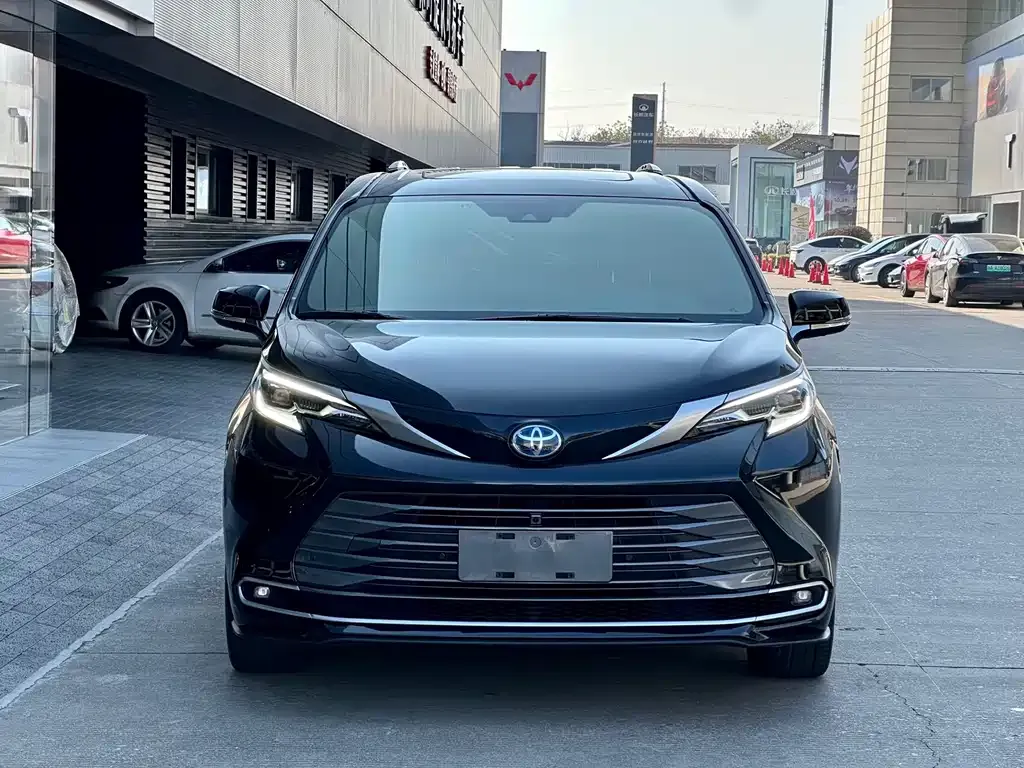 Toyota Sienna — фото 3
