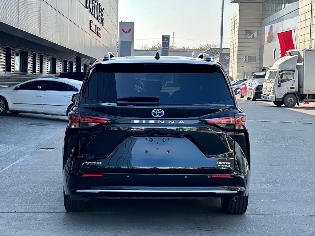 Toyota Sienna — фото 10