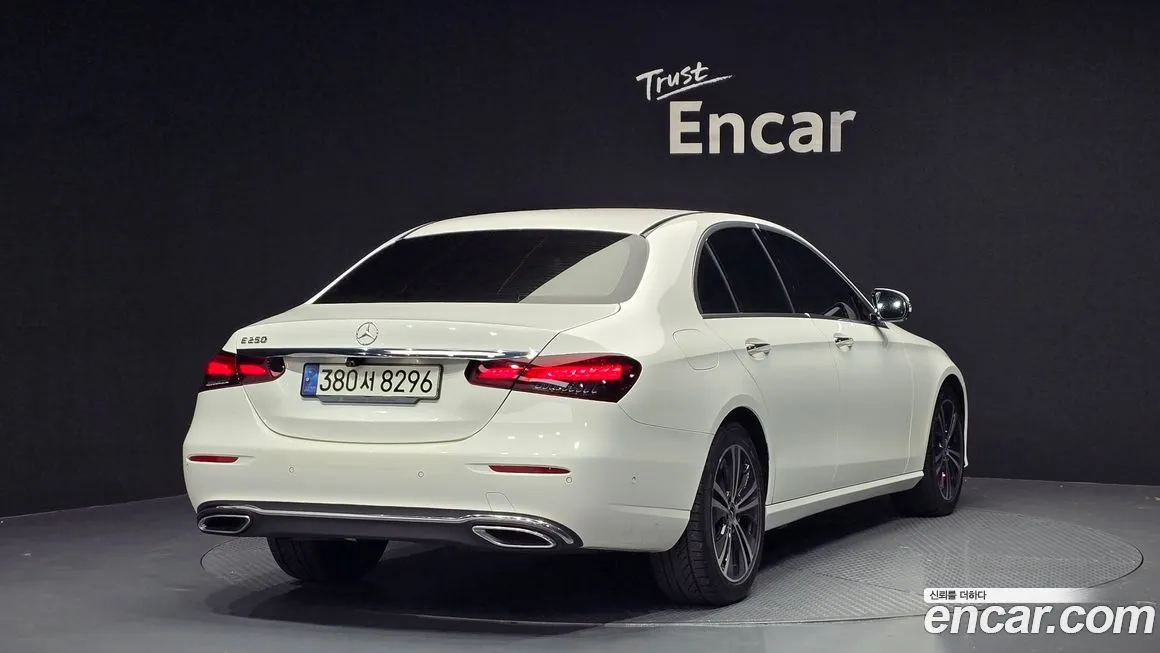 Mercedes-Benz E-Class — фото 2