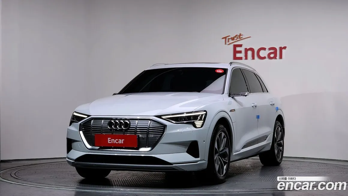 Audi e-tron — фото 1