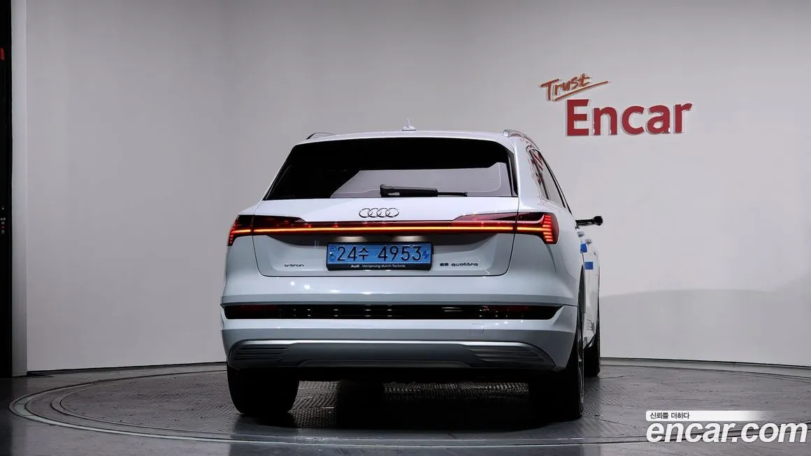 Audi e-tron — фото 4