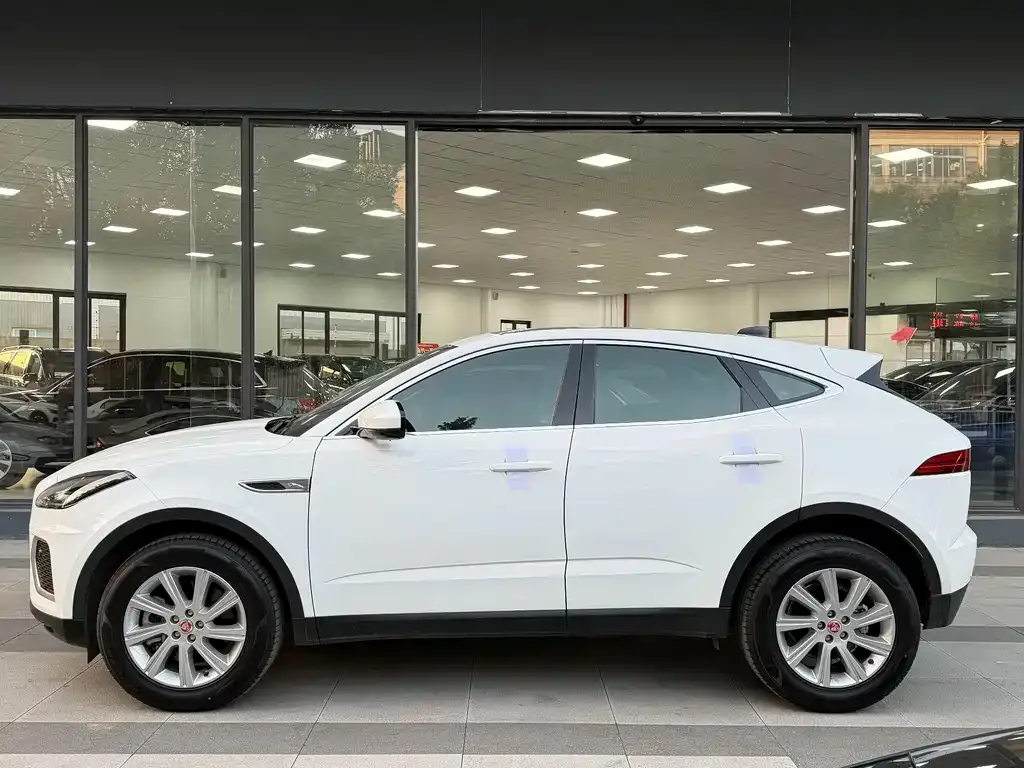 Jaguar E-PACE — фото 7