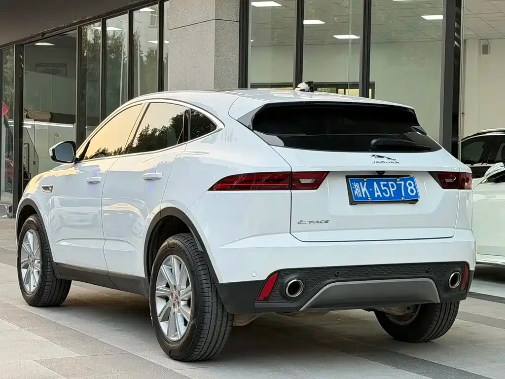 Jaguar E-PACE — фото 8