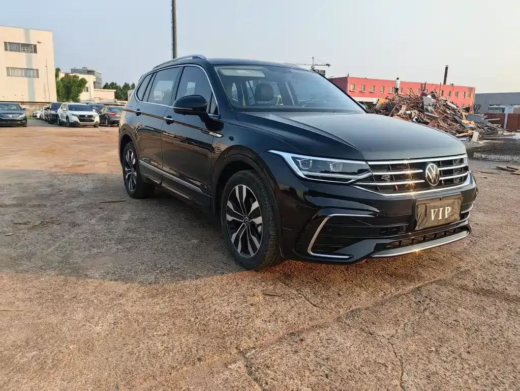 Volkswagen Tiguan L — фото 2