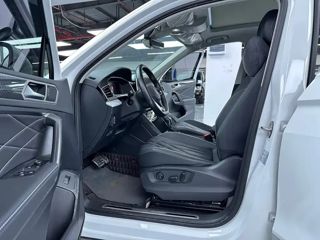 Volkswagen Tiguan L — фото 4