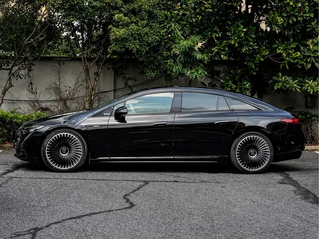 Mercedes-Benz EQS AMG — фото 8