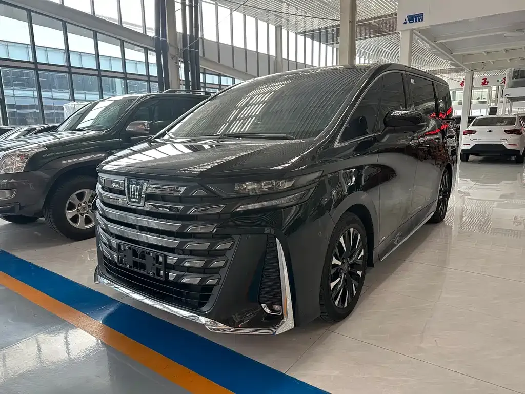 Toyota Vellfire — фото 1