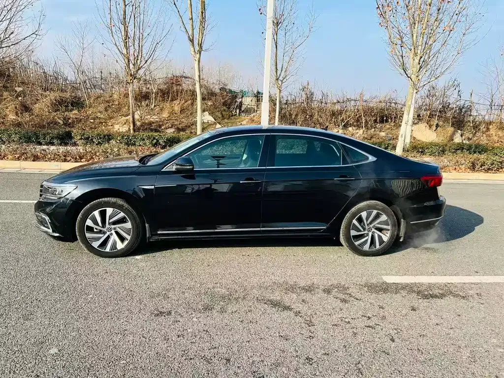 Volkswagen Passat New Energy — фото 10
