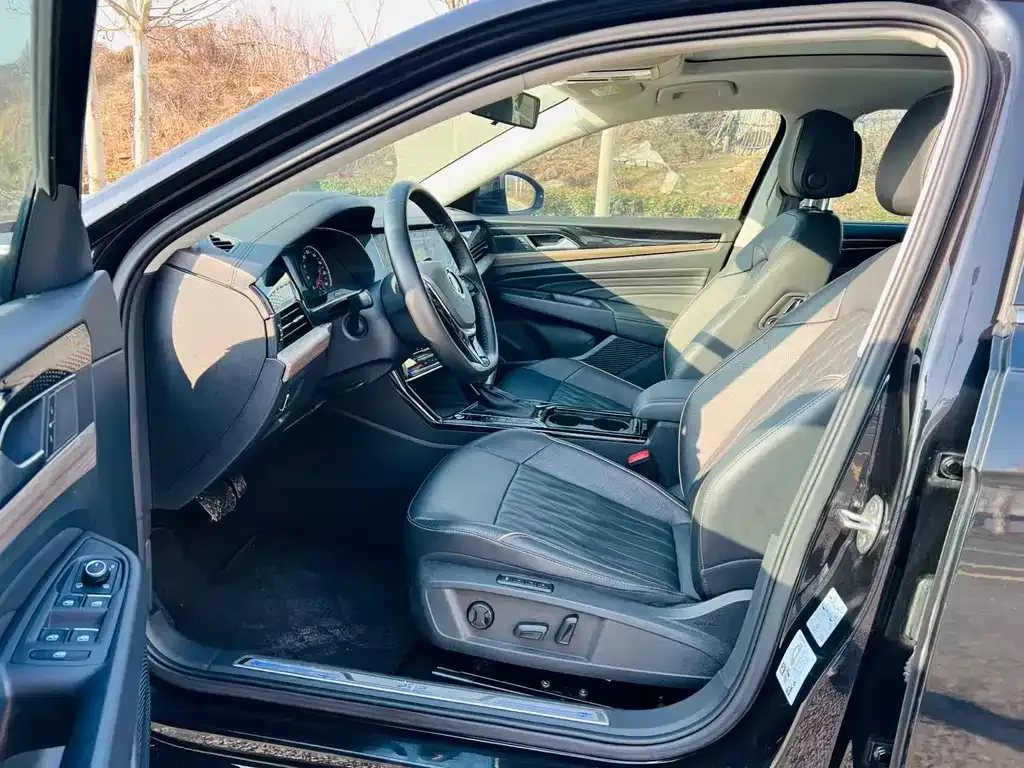 Volkswagen Passat New Energy — фото 3