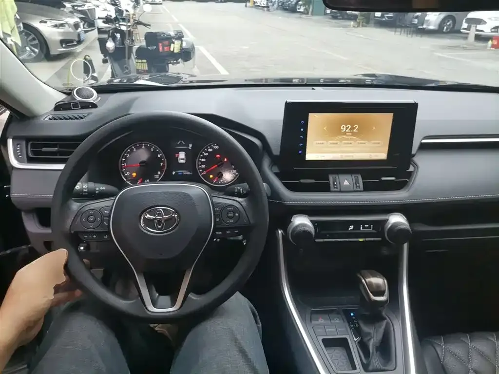 Toyota RAV4 — фото 10