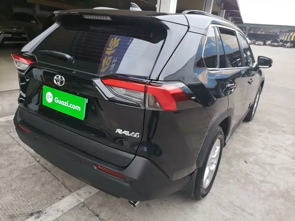 Toyota RAV4 — фото 7