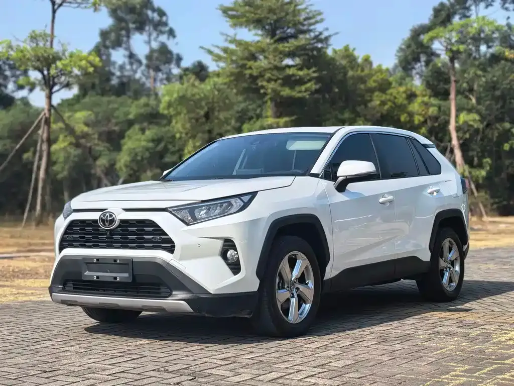 Toyota RAV4 — фото 1