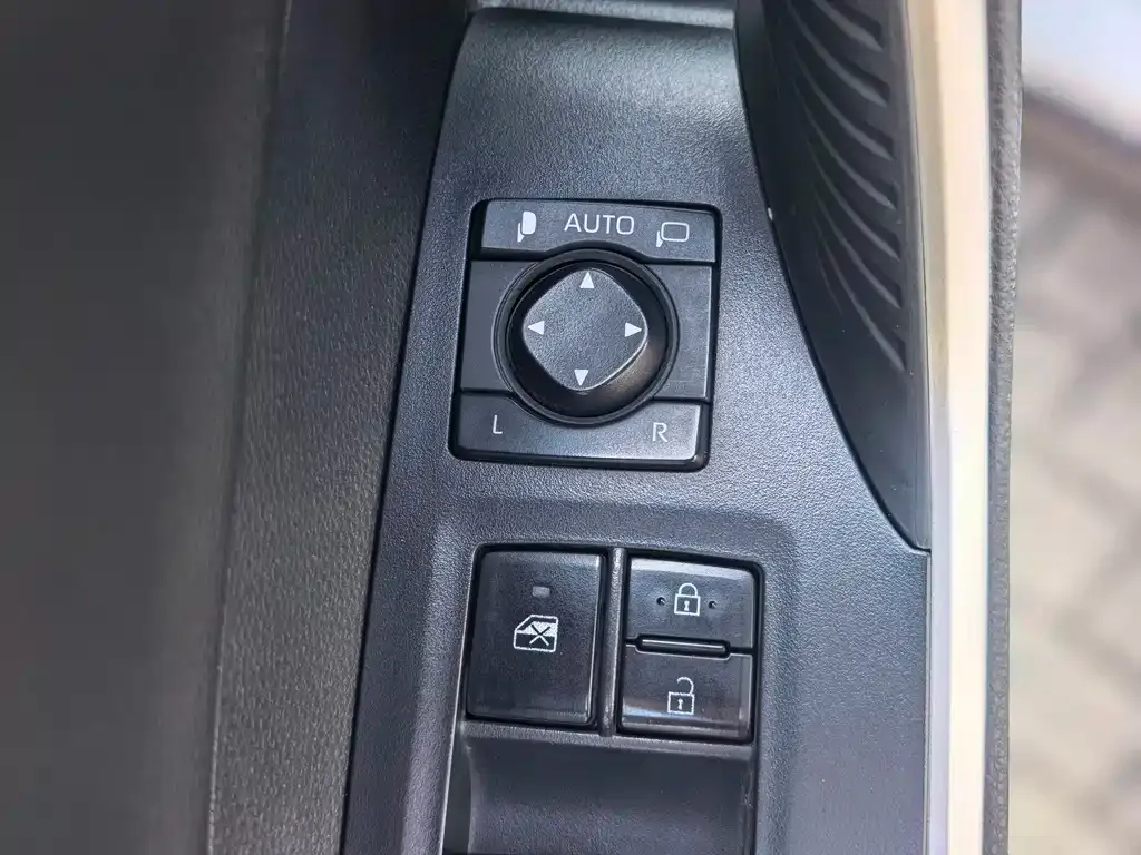 Toyota RAV4 — фото 10