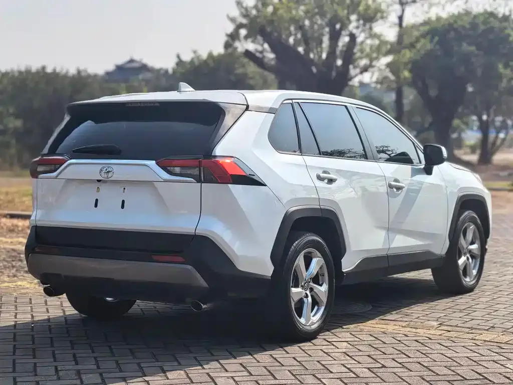 Toyota RAV4 — фото 4