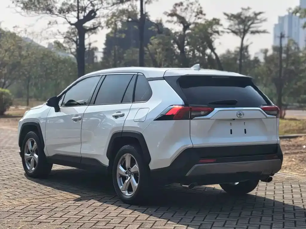 Toyota RAV4 — фото 6