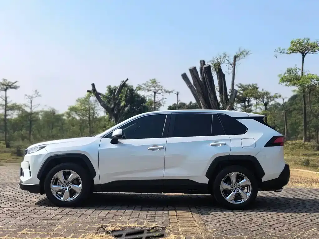 Toyota RAV4 — фото 7