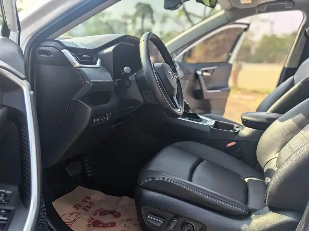 Toyota RAV4 — фото 8