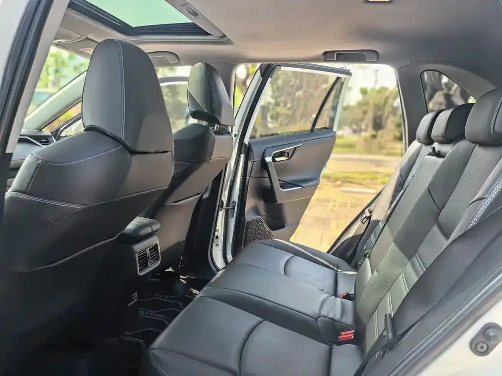 Toyota RAV4 — фото 9