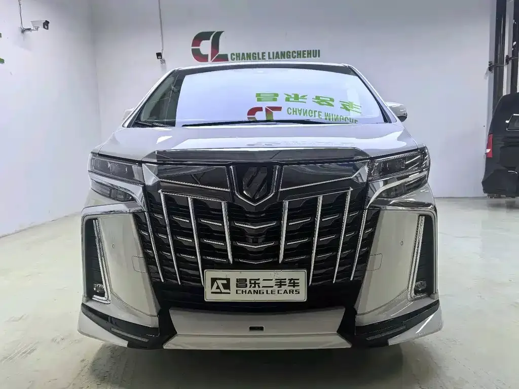 Toyota Alphard — фото 1