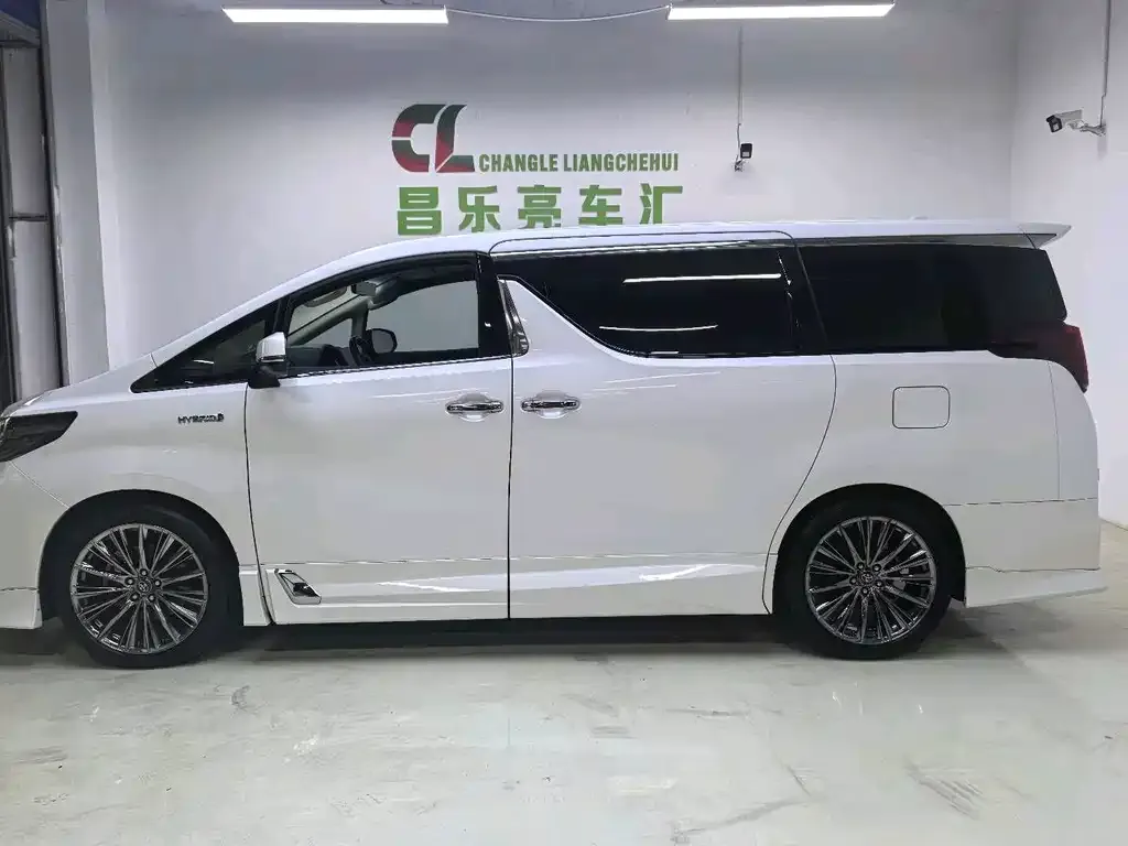 Toyota Alphard — фото 4