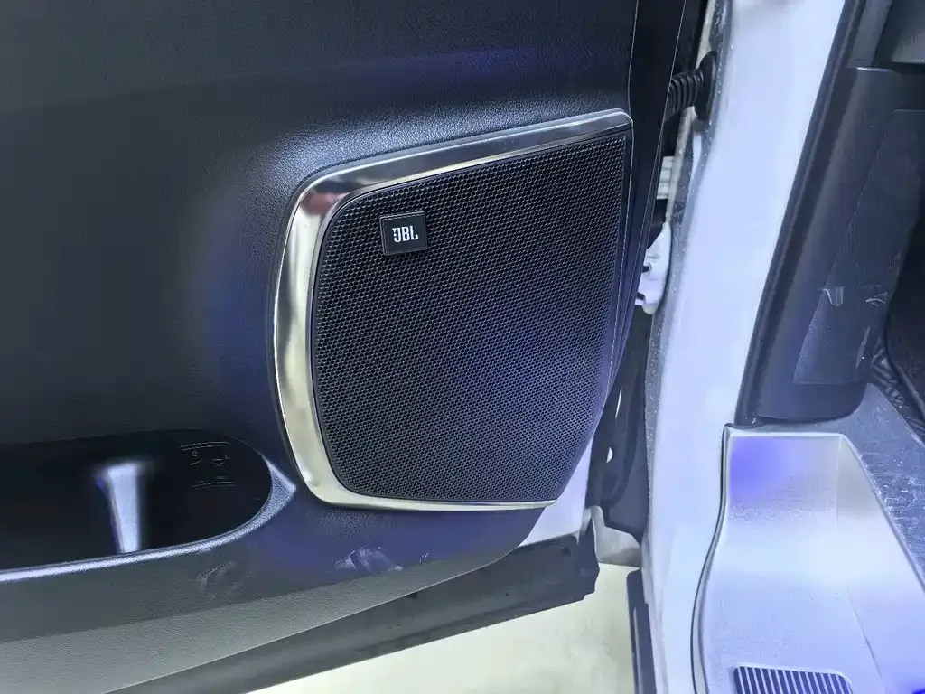 Toyota Alphard — фото 9