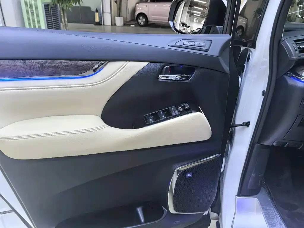Toyota Alphard — фото 3