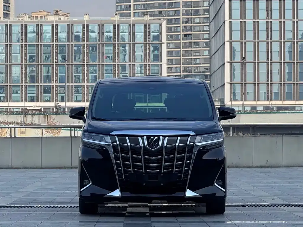 Toyota Alphard — фото 1