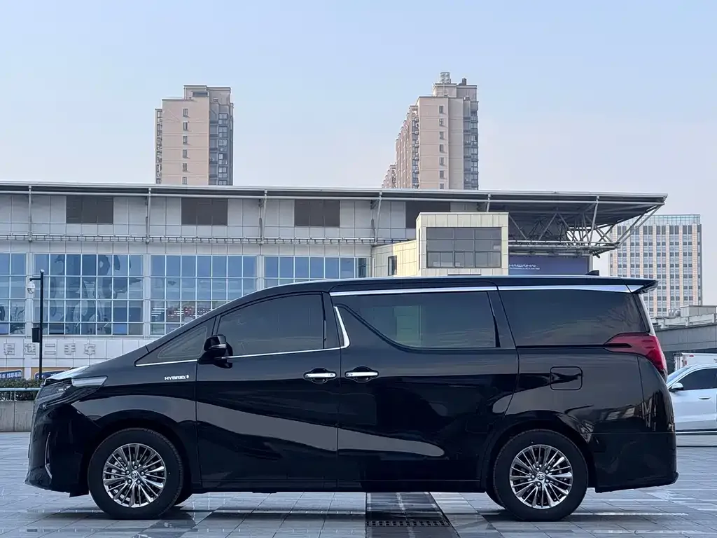 Toyota Alphard — фото 4