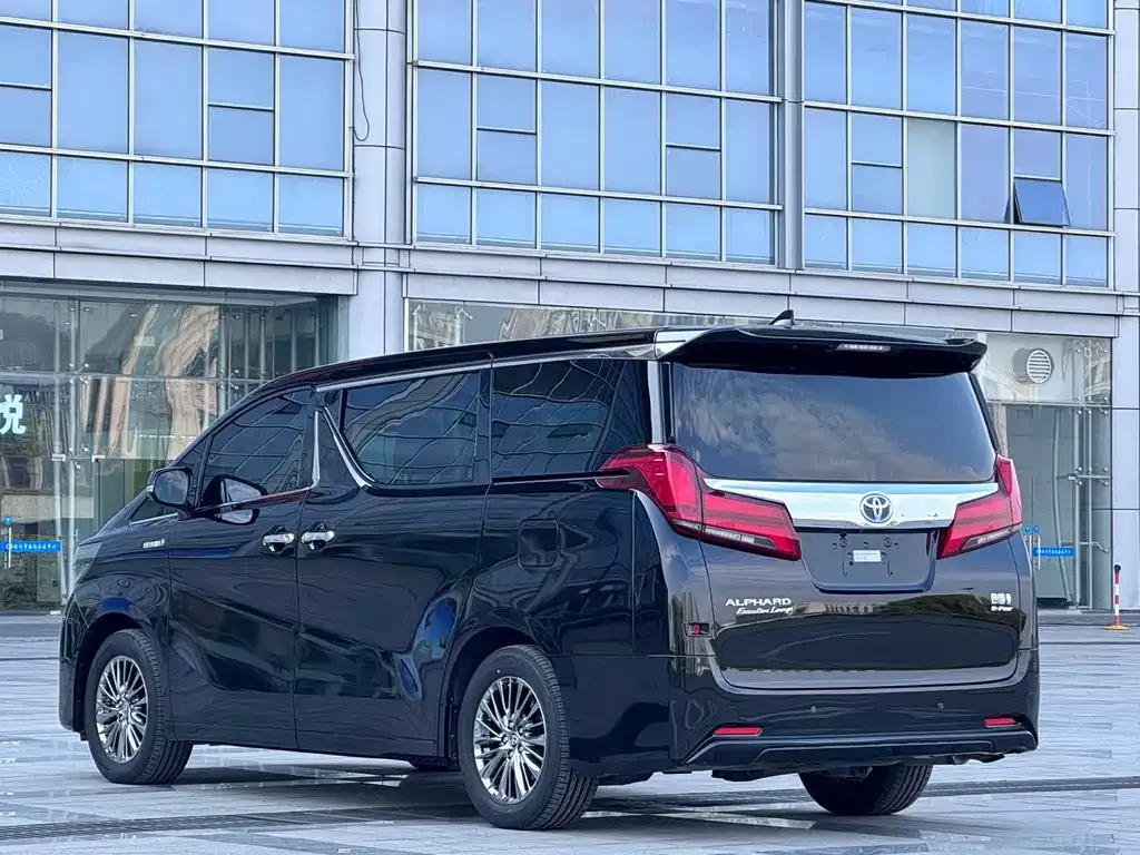 Toyota Alphard — фото 9