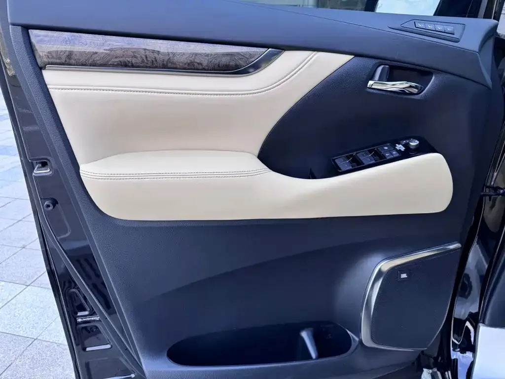 Toyota Alphard — фото 3