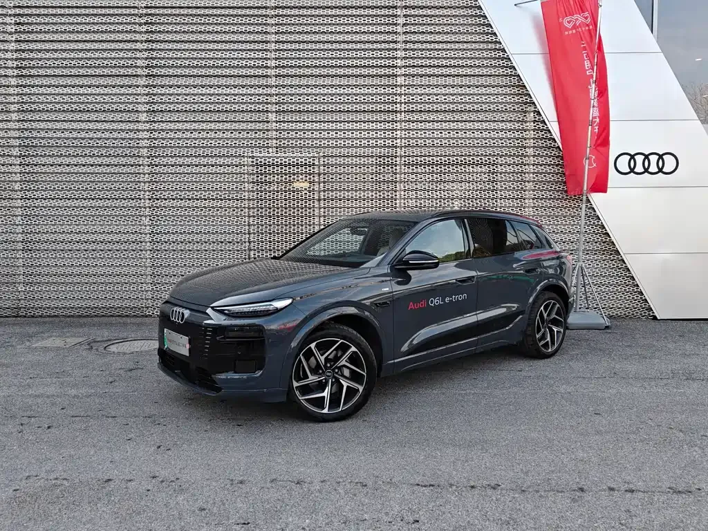 Audi Q6L e-tron — фото 1