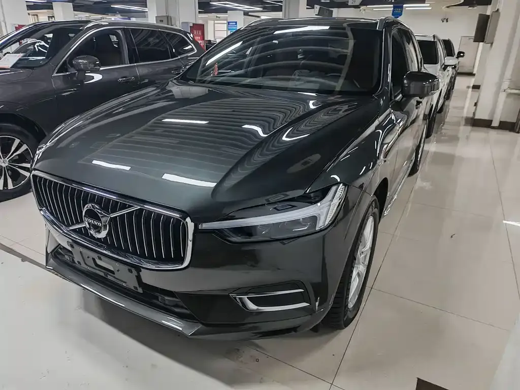 Volvo XC60 — фото 1