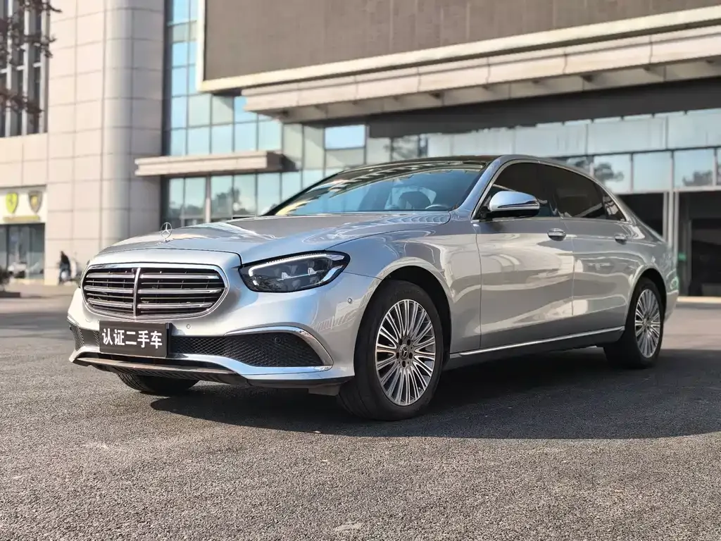 Mercedes-Benz E-Class — фото 1