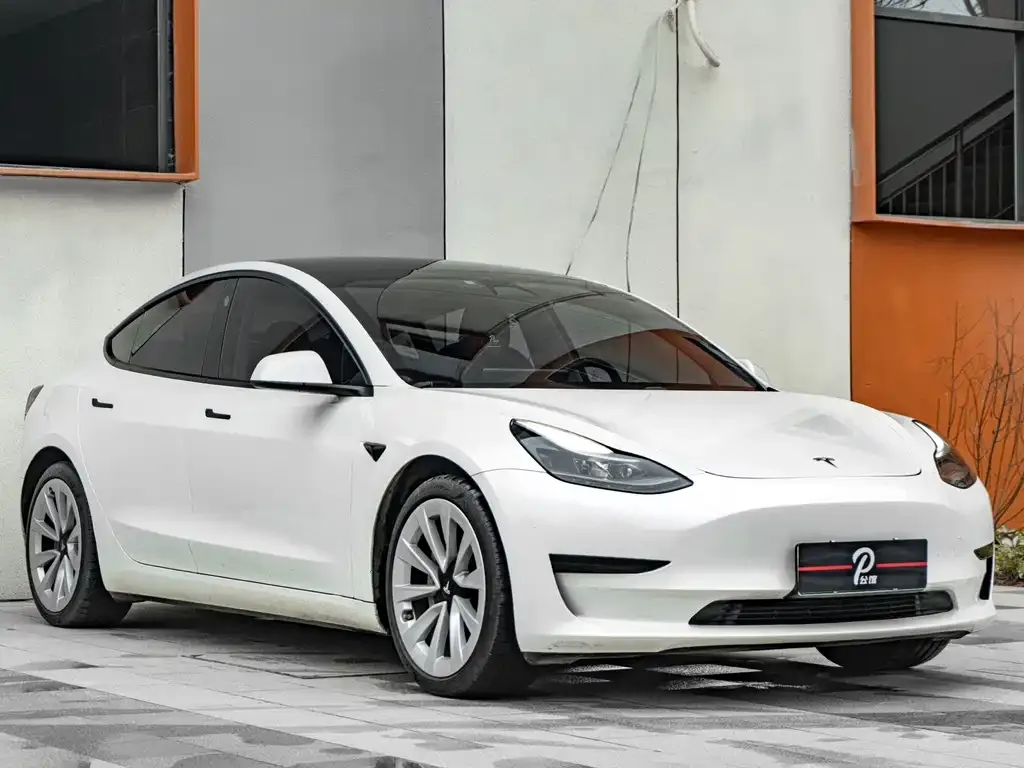 Tesla Model 3 — фото 1