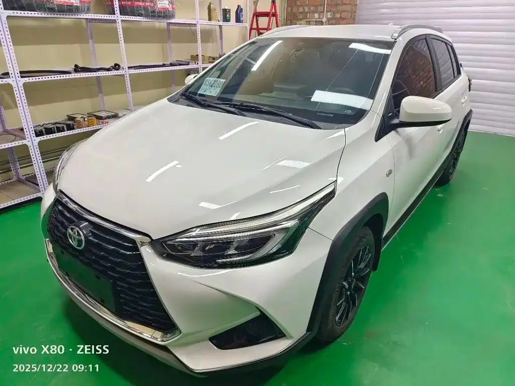 Toyota Yaris L — фото 1