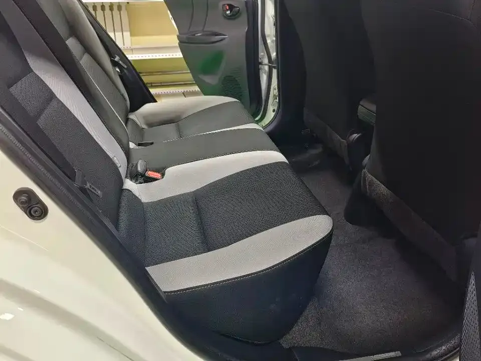 Toyota Yaris L — фото 3