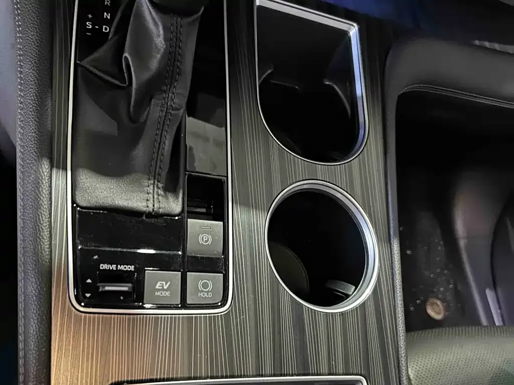 Toyota Granvia — фото 2