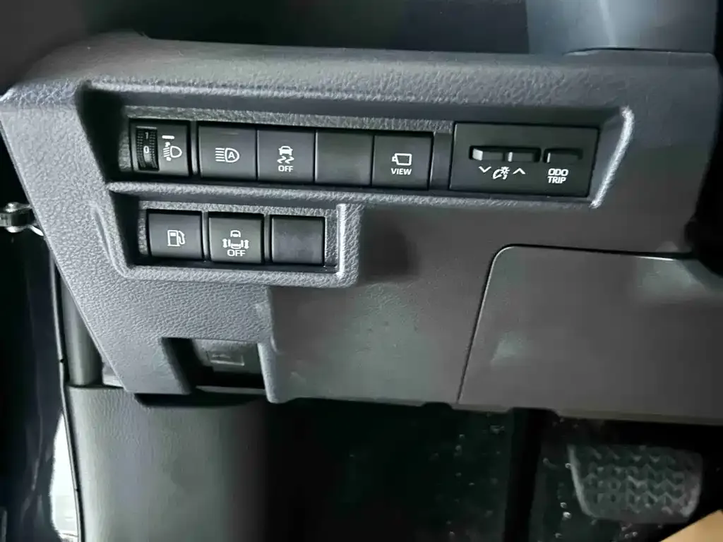 Toyota Granvia — фото 10