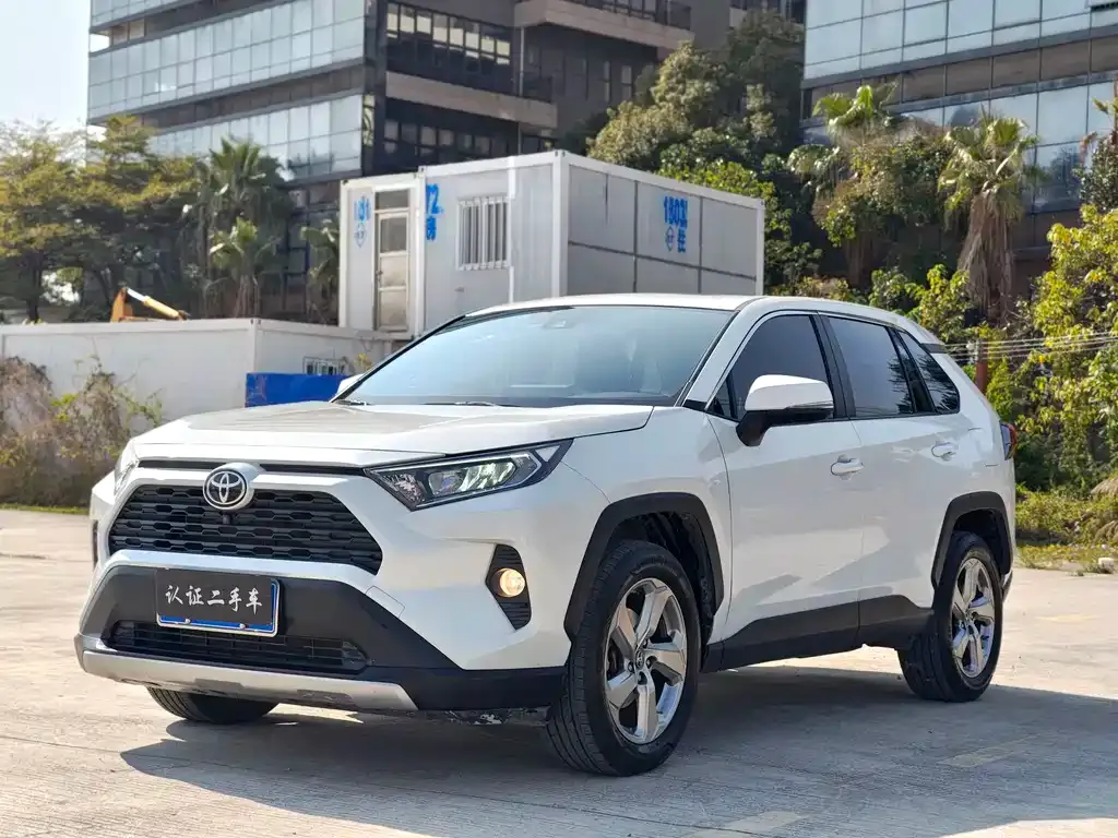 Toyota RAV4 — фото 1
